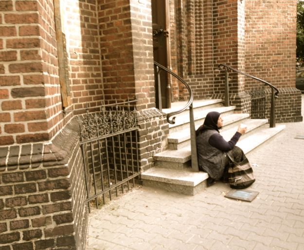 poland_woman_begging